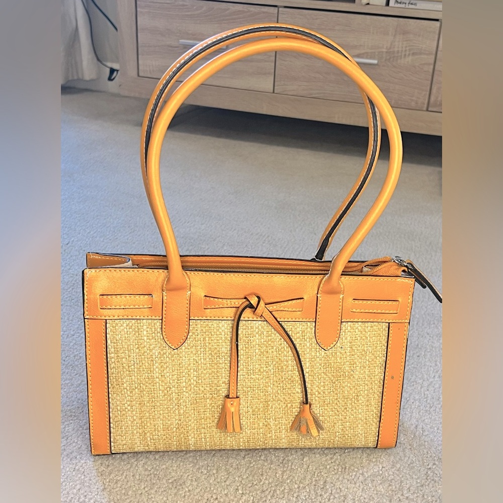 Spring/Summer medium purse. Orange and rattan. 2 handles. Zipper closure. - Picture 2 of 9